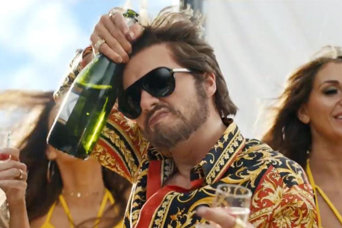 Нюша певица не перебивай. Артур ревва алкоголичка клип. Селена гомес love song. Алекс филатов рэпер. Нюша не перебивай клип.