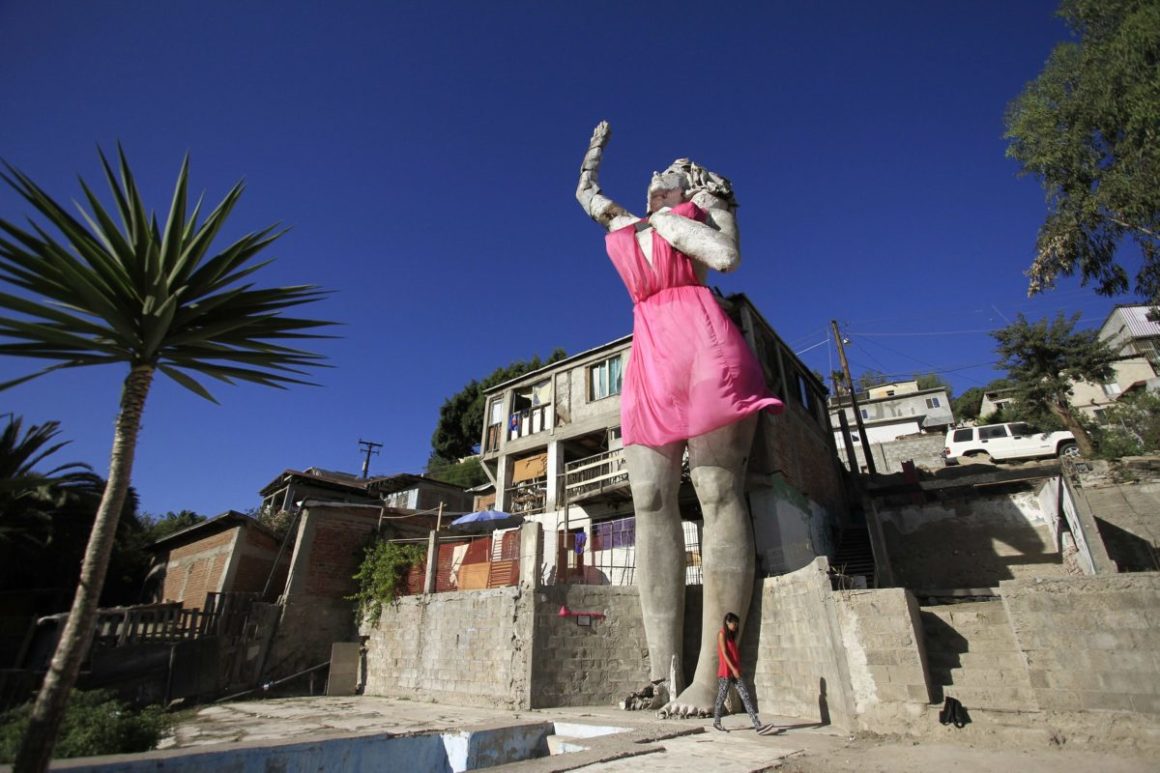 Conoce la casa gigante en forma de mujer ubicada en