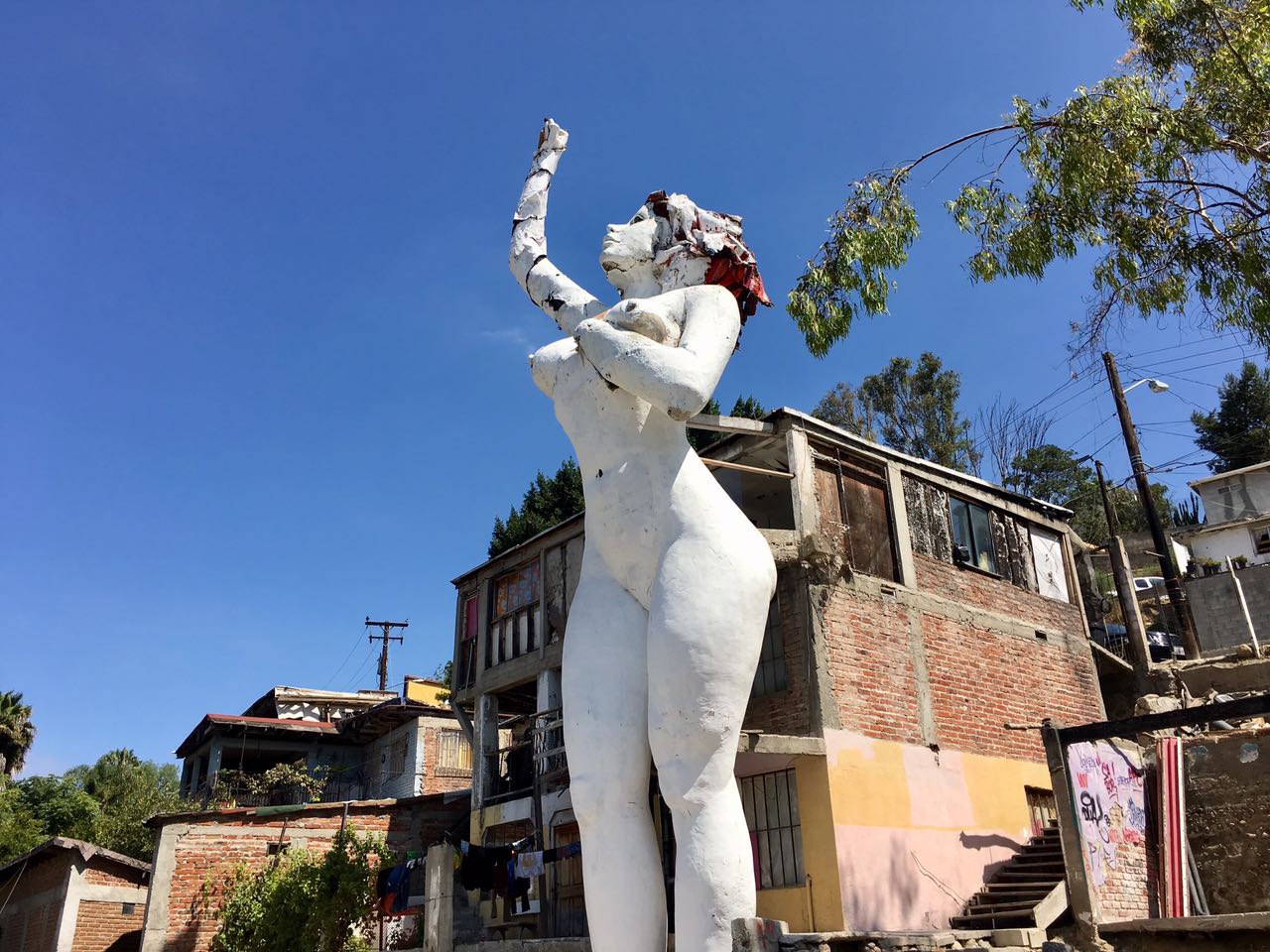 Conoce la casa gigante en forma de mujer ubicada en